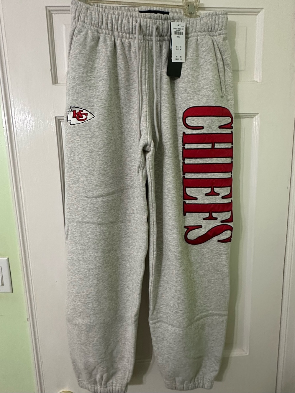 BRAND NEW: Kansas City Chiefs Mens Gray Sweatpants with Embroidered Team Logo